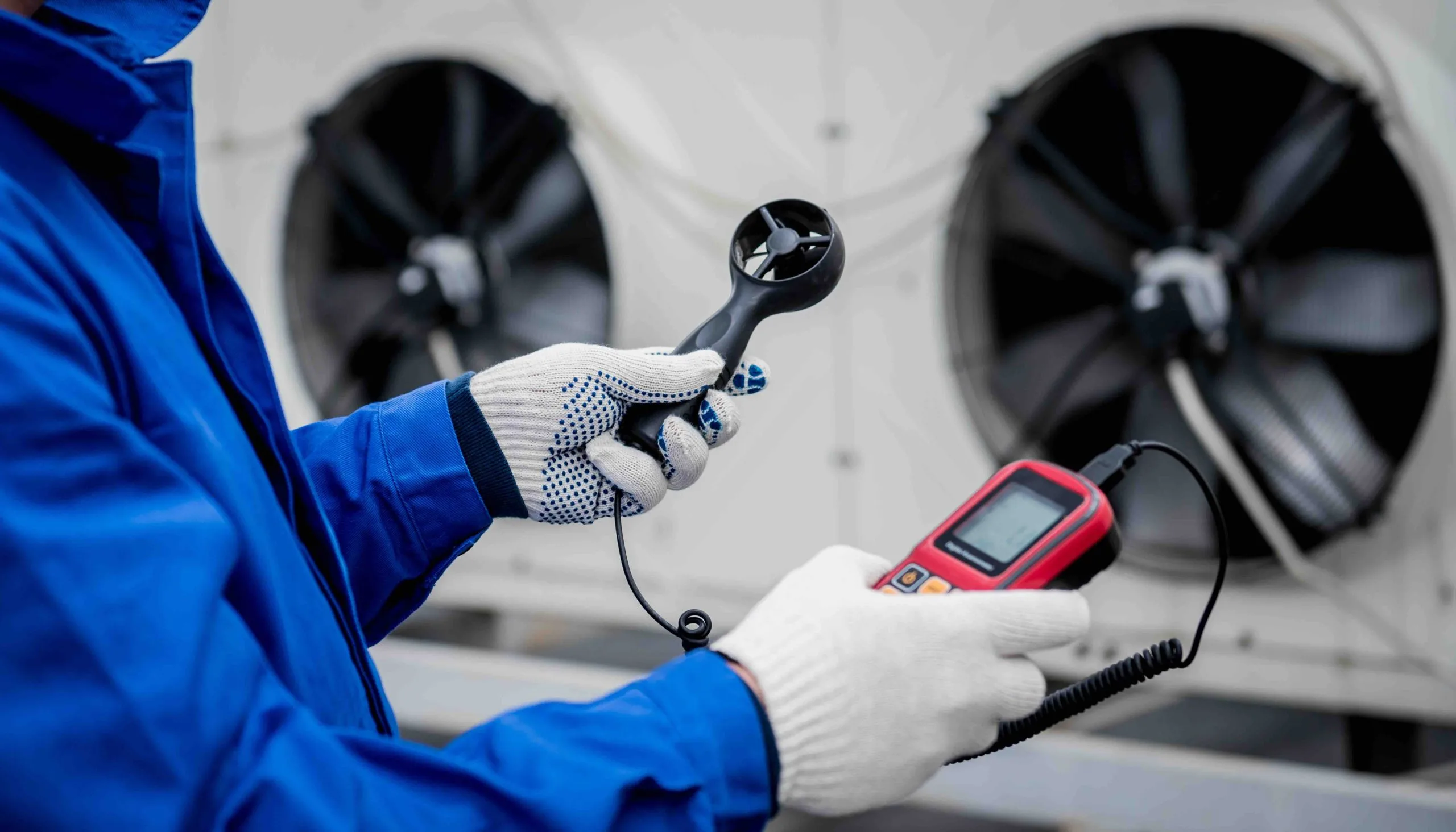 Testing with an anemometer of an axial fan of the condensing unit Essai avec un anémomètre d'un ventilateur axial de l'unité de condensation